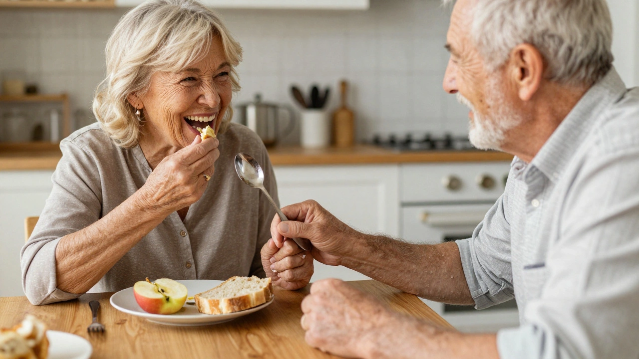 Starší pár společně jedí, žena směje se, na stolu jablek a chléb, symbol obnovené kvality života.