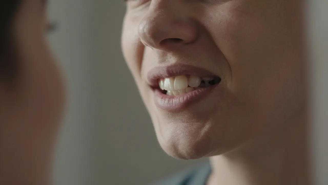 Jak neviditelná rovnátka pomáhají s předčasným opotřebením zubů