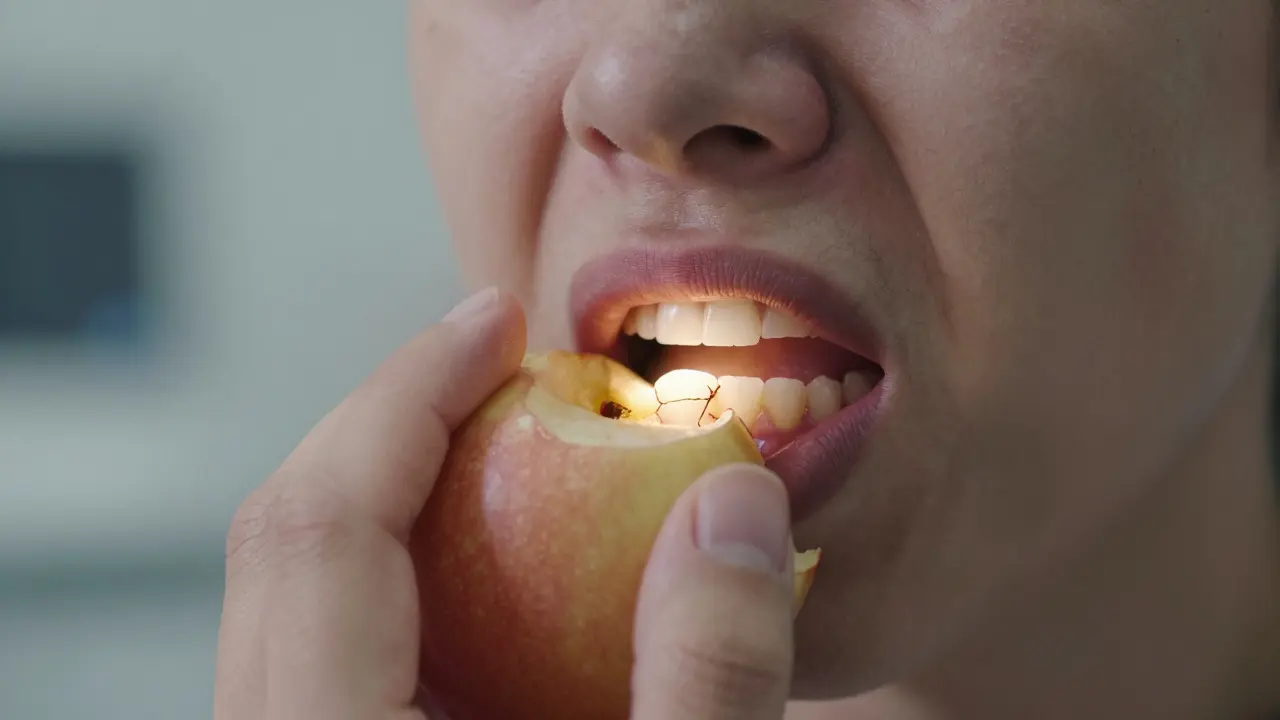 Jak prasklá zubní sklovina ovlivňuje kvalitu života: příčiny, důsledky a co s tím dělat