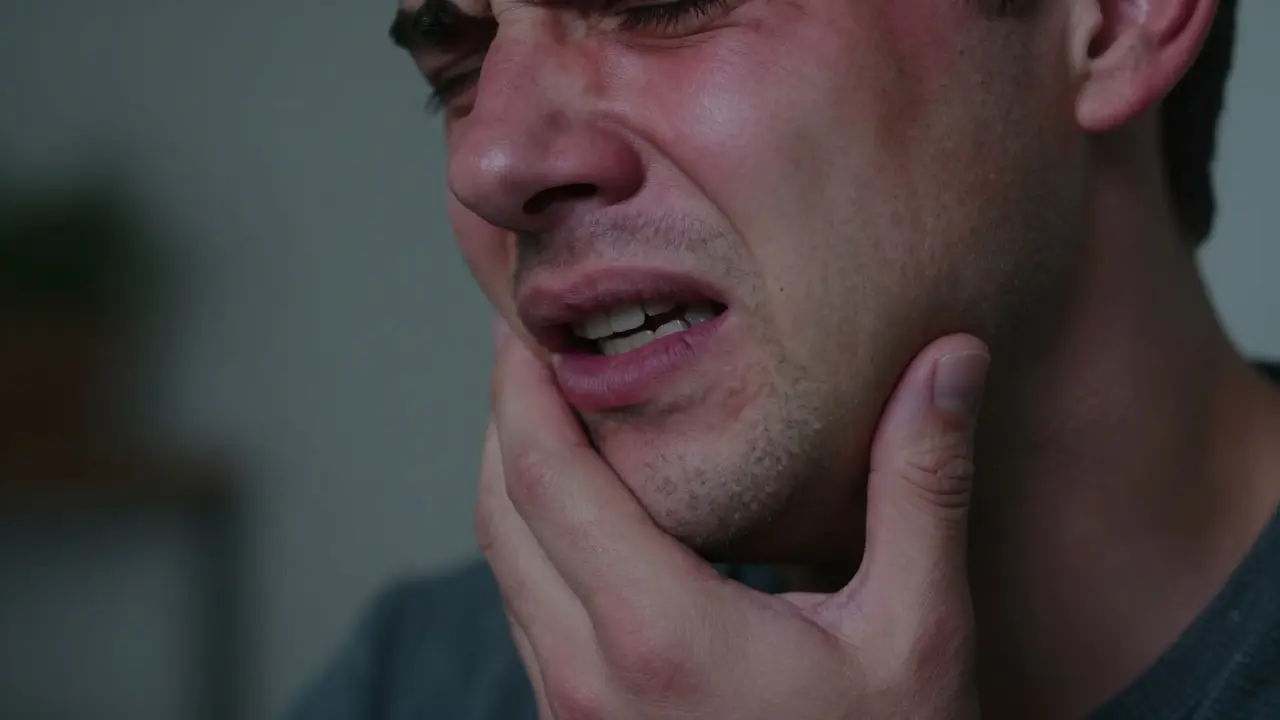 Jak poznat, že vám rostou osmičky? Příznaky a řešení
