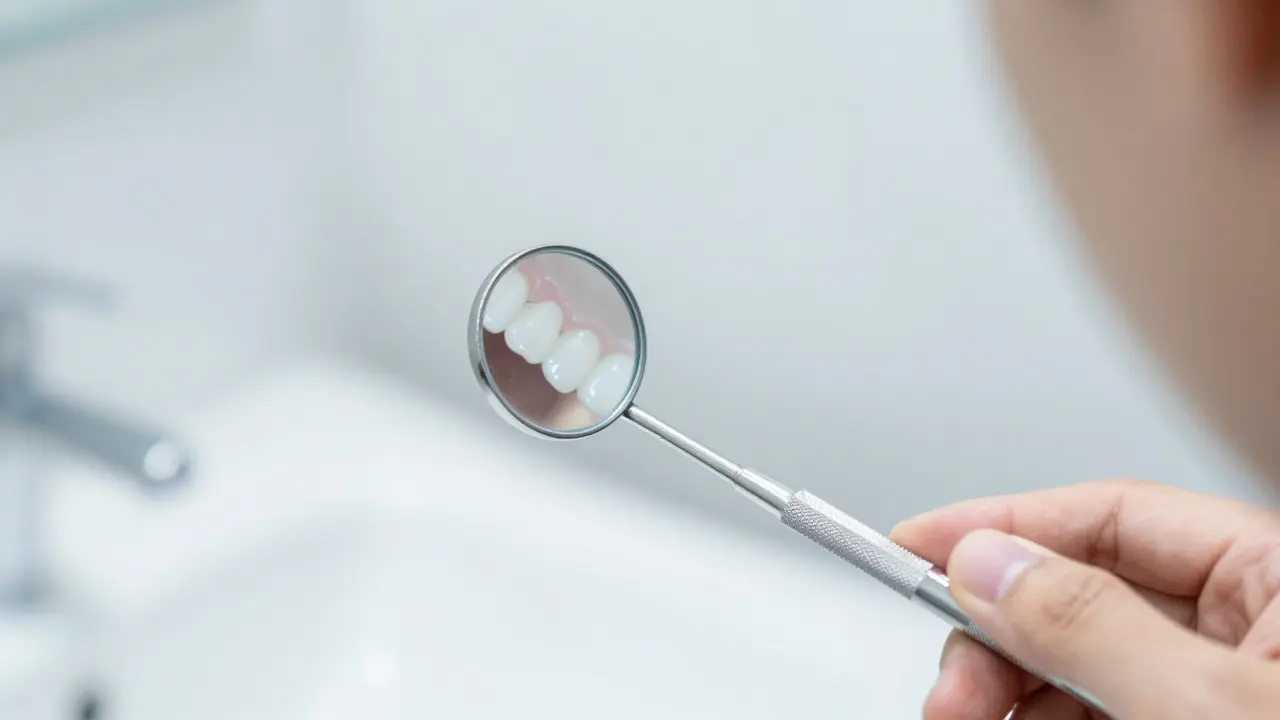 Dentální zrcátko v každodenní hygieně: Proč ho potřebujete